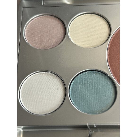 Models prefer Eight multi-faceted gemstone eye shadows & blush Pastel lite color - Picture 3 of 12